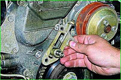 Replacing the tension pulley and auxiliary drive belt tensioning mechanism