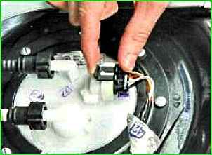 Reparatur des Kraftstoffmoduls des Autos GAZ-2705