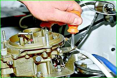 Removing and installing the GAZ-2705 carburetor