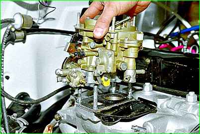 Extracción e instalación del carburador GAZ-2705