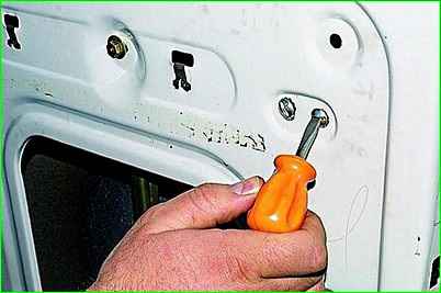 Removing the front door lock GAZ-2705
