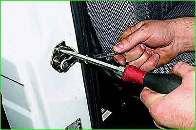 Extracción de la cerradura de la puerta delantera GAZ-2705