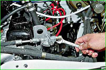 Removing and disassembling the fine fuel filter with the ZMZ-402 engine