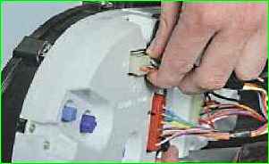 Removing the instrument cluster of a car manufactured since 2003