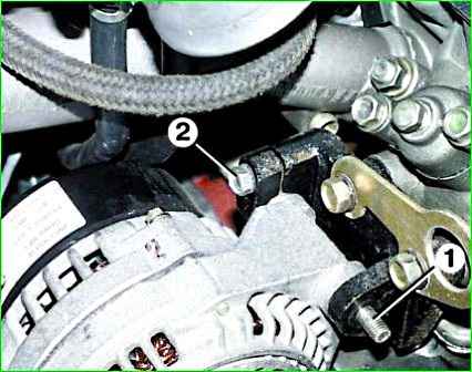 Extracción del generador del automóvil GAZ-2705