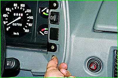 Removing the instrument cluster for cars manufactured before 2003