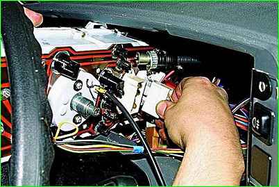 Removing the instrument cluster for cars manufactured before 2003