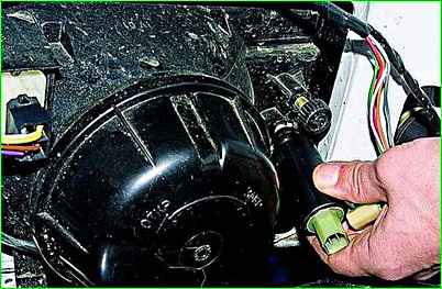 Replacing the electric corrector for headlights and control unit