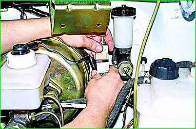 Extracción y desmontaje del limpiaparabrisas GAZ-2705