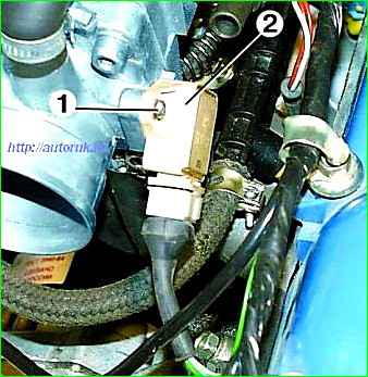 Extracción del conjunto del acelerador GAZ-2705