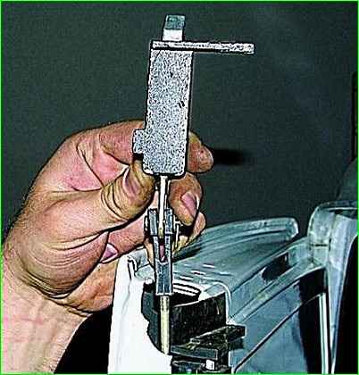 Removing the lock of the left rear door of the car