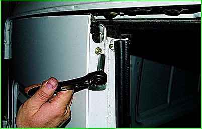 Extracción de la cerradura de la puerta trasera izquierda del automóvil