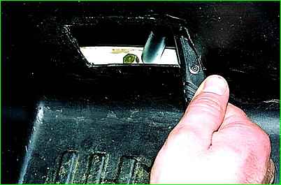How to remove the sliding door mechanism of a GAZ-2705 car