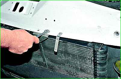 Зняття решітки та верхньої панелі облицювання радіатора