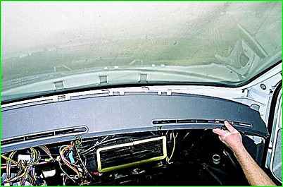 Removing and installing the GAZ-2705 instrument panel
