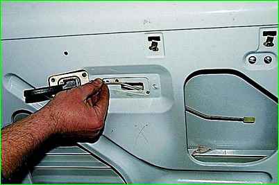 Removing the lock of the right rear door of the car