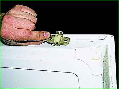 Removing the lock of the right rear door of the car