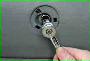 So entfernen und installieren Sie die Stoßstange und den Stoßstangenverstärker des Autos GAZ-2705