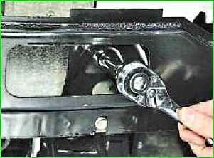 So entfernen und installieren Sie die Stoßstange und den Stoßstangenverstärker des Autos GAZ-2705
