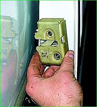 Extracción de la cerradura de la puerta corredera GAZ-2705