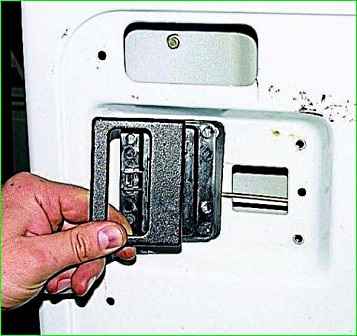 Extracción de la cerradura de la puerta corredera GAZ-2705