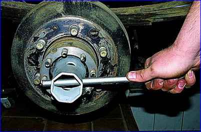 How to replace and adjust the rear wheel bearings of a Gazelle car