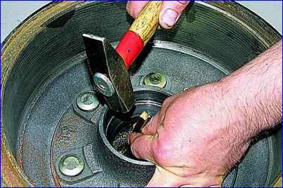Cómo reemplazar y ajustar los cojinetes de las ruedas traseras de un automóvil Gazelle