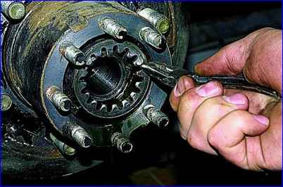 Cómo reemplazar y ajustar los cojinetes de las ruedas traseras de un automóvil Gazelle