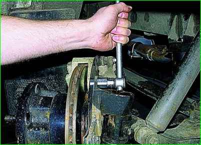 Disassembly and repair of the pivot joint