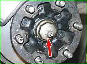 Adjusting the front wheel bearings