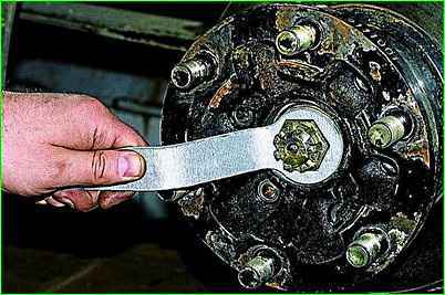 Replacing bearings and front wheel hub cuffs
