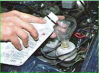 Cambio de aceite en el servomotor hidráulico GAZ-2705