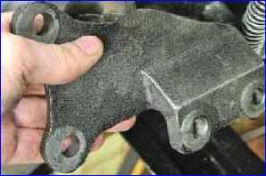 Removal and repair of the power steering pump for a Gazelle car
