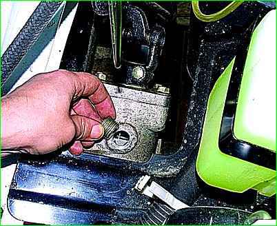 Adding oil into the steering gear housing