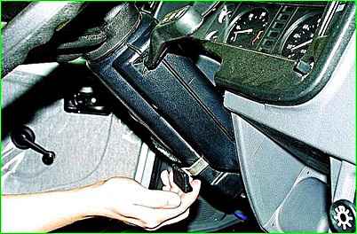 Adjusting the position of the steering column