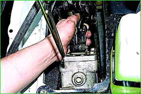 Adjusting the steering of GAZ-2705