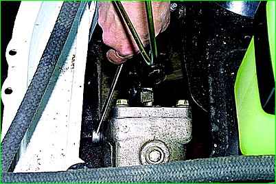 Extracción del mecanismo de dirección del automóvil GAZ-2705