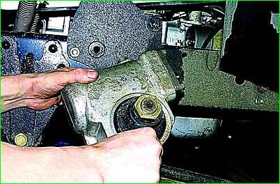 Removing the steering mechanism of the GAZ-2705 car