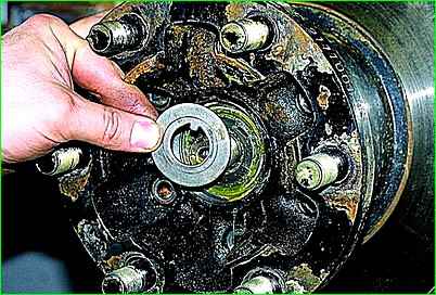 How to replace the brake disc of the front wheel of a GAZ-2705