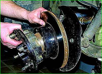 How to replace the brake disc of the front wheel of a GAZ-2705