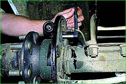 How to replace the brake cylinder of the rear wheels of a GAZ-2705