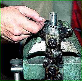 Desmontaje y montaje del cilindro maestro de los frenos
