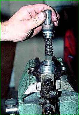 Desmontaje y montaje del cilindro maestro de los frenos