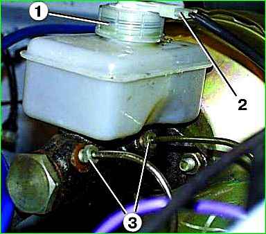 Extracción y desmontaje del cilindro de freno maestro