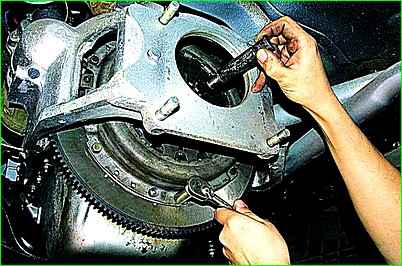 Disassembling the clutch of a car with an engine model ZMZ-402