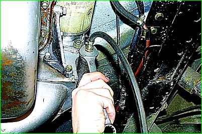 Replacing the hydraulic clutch hose