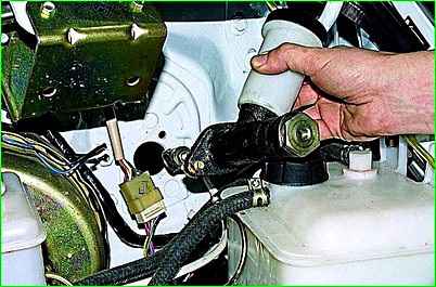 Removing the clutch hydraulic master cylinder