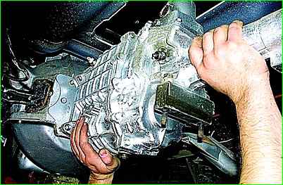 Removing and installing GAZ-2705 gearbox