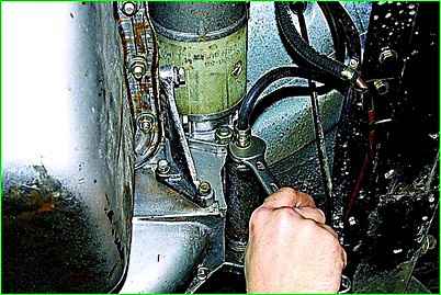Removing the clutch hydraulic cylinder