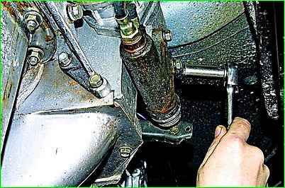 Removing the clutch hydraulic cylinder